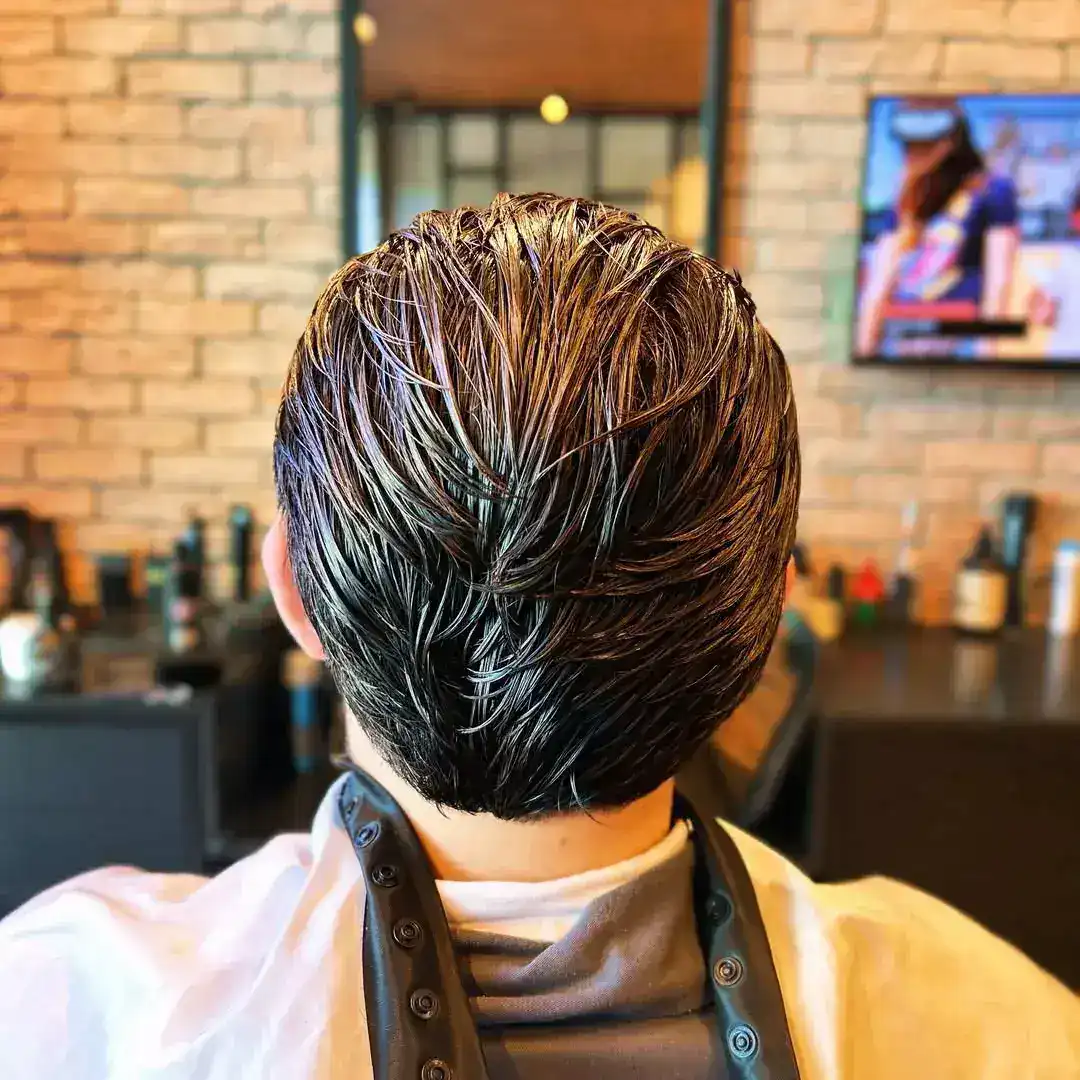 Corte adulto visto de costas na Peaky Barbers